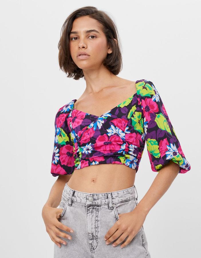 Cuerpo cropped con manga francesa, hombros abullonados y escote en uve, de Bershka (3,99 €).