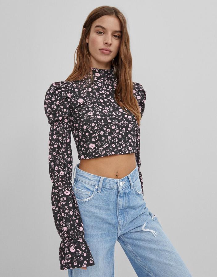 Blusa cropped de manga larga, cuello alto y hombros abullonados, de Bershka (3,99 €).