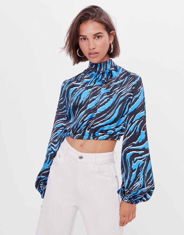 Blusa cropped de manga larga y cuello alto, de Bershka (3,99 €).