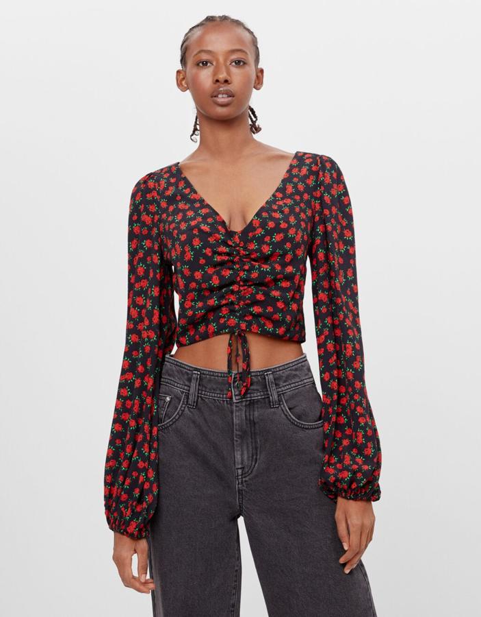 Camisa fruncida de manga larga con lazada, de Bershka (3,99 €).