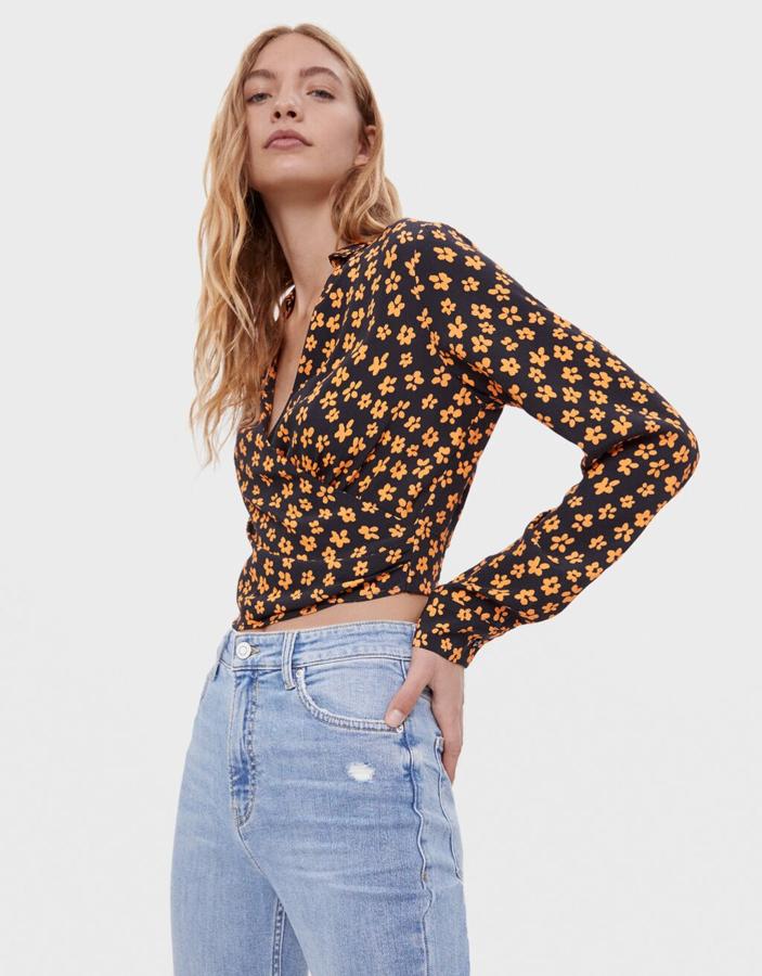 Blusa cruzada con escote de pico y estampado de flores, de Bershka (3,99 €).