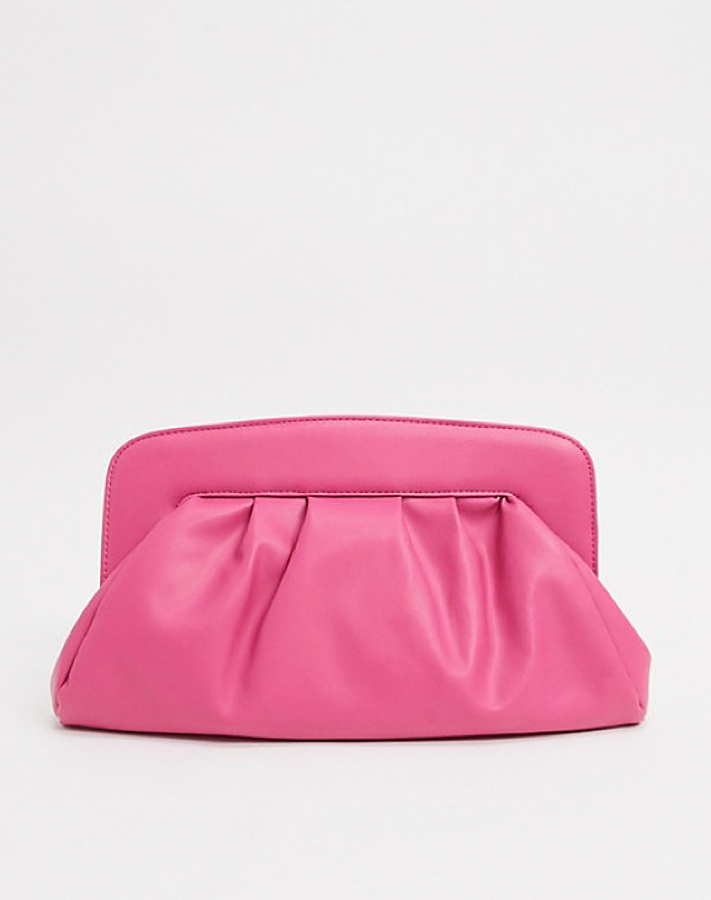 Uno de esos 'clutch' tamaño XL que tanto se llevan ahora mismo, en un tejido rosa intenso y acolchado. De Asos Design, rebajado de 28,99 euros a 10,45 euros.