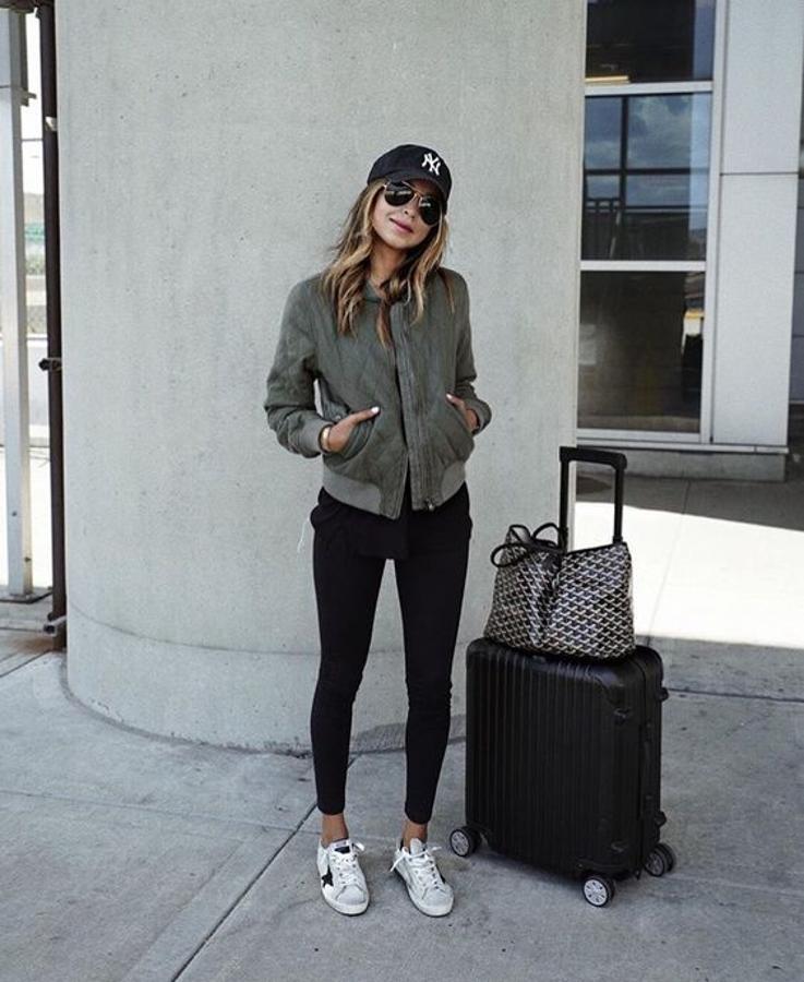 Cazadora estilo bómber + pantalón negro pitillo+ gorra de los "yankees" + zapatillas Golden Goose