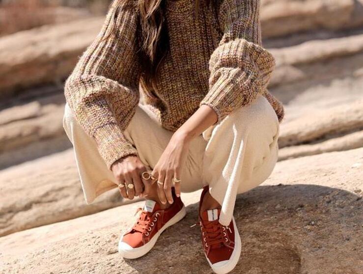 Fotos: 22 looks con zapatillas para los últimos días del invierno (y los primeros de entretiempo)