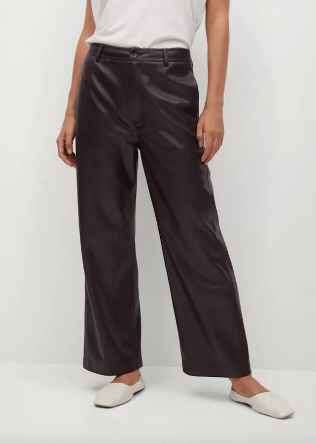 Diseño culotte para este pantalón en efecto piel en color vino con tiro alto, bolsillos laterales y de parche en la parte posterior y trabillas. De 29,99 euros ha pasado a costar 12,99 euros y está disponible entre las tallas 32 y 44.