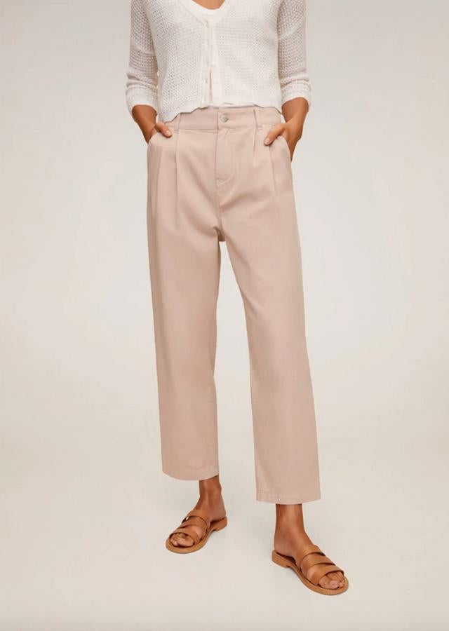 De tiro alto y diseño crop recto, este pantalón rosa con pinzas frontales, bolsillos de parche en la parte posterior y bolsillos laterales está confeccionado en algodón y de 29,99 euros ha pasado a costar 19,99 euros. Está disponible entre las tallas 32 y 44 y en verde y marrón medio.
