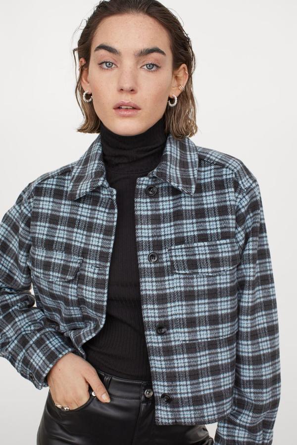 Cazadora corta con hombros cuadrados, de H&M (34,99 €).