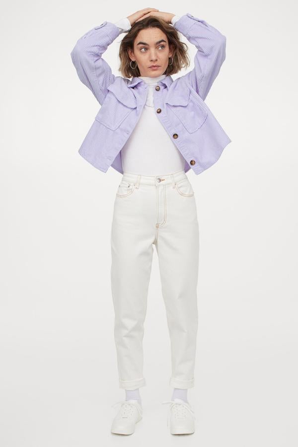 Chaqueta camisera corta con cuello, botones delante y maxibolsillos superiores con solapa y botón de presión oculto, con hombros caídos y botón en los puños, de H&M (34,99 €).