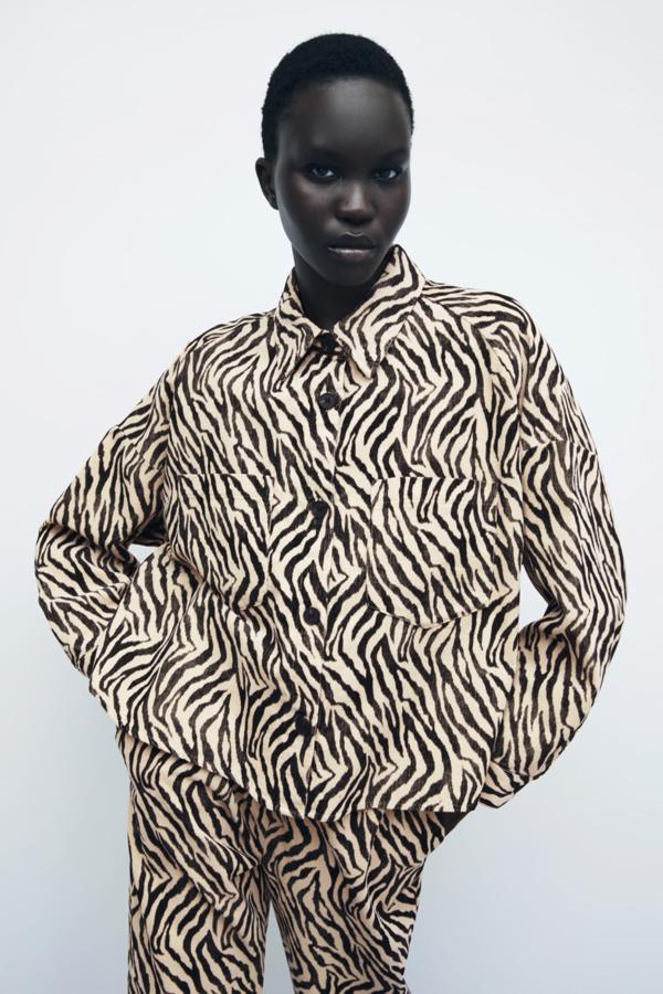 Sobrecamisa de pana oversize con estampado de cebra, de Zara (25,95 €).