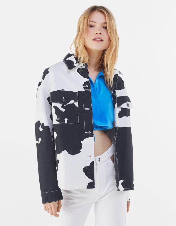 Sobrecamisa de algodón con estampado de vaca, de Bershka (35,99 €).