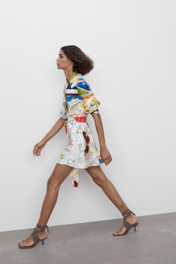 Mini vestido estampado multicolor de la colección de primavera de Zara (39,99 euros)