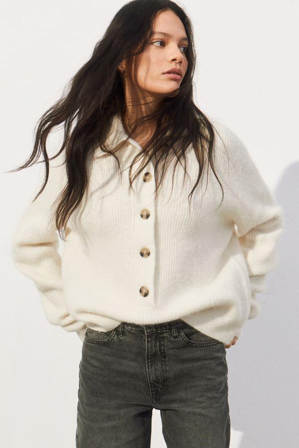 Jersey blanco con botones de la nueva colección de primavera de H&M (59,99 euros)