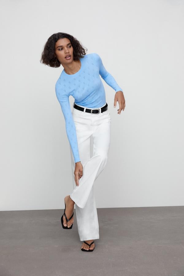 Jersey azul con corazones calados de la colección de primavera de Zara (19,99 euros)