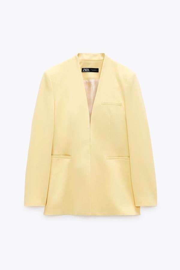 En color amarillo, esta blazer de cuello sin solapa con bolsillos delanteros y cierre frontal con gancho metálico es de Zara y tiene un precio de 39,95 euros.