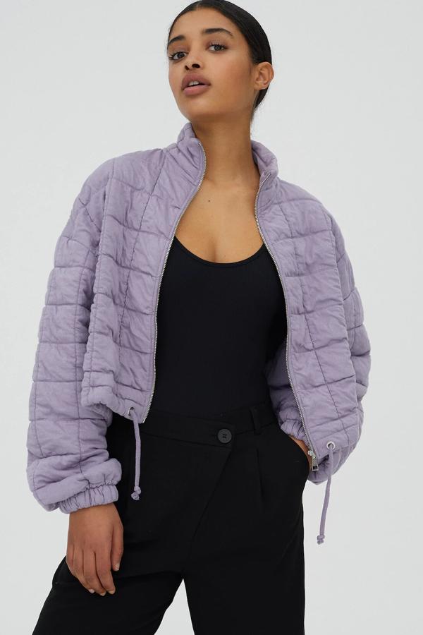 Esta cazadora acolchada de color malva y con cuello subido es de Pull & Bear. Con cremallera y bajo ajustable con cordón, tiene un precio de 29,99 euros.