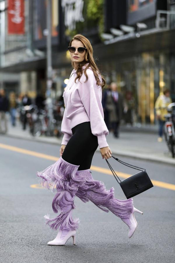 Un par de espectaculares botas altas a juego con el tono de la sudadera.