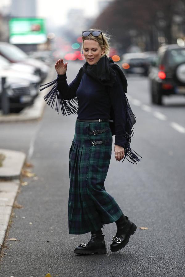 Jersey de lana con flecos alrededor de las mangas con falda larga plisada de cuadros escoceses.