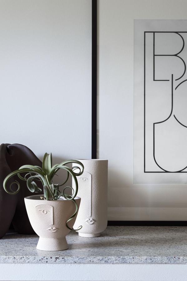 Este jarrón y macetero a conjunto de H&M Home cuestan 24.99 euros en H&M Home.