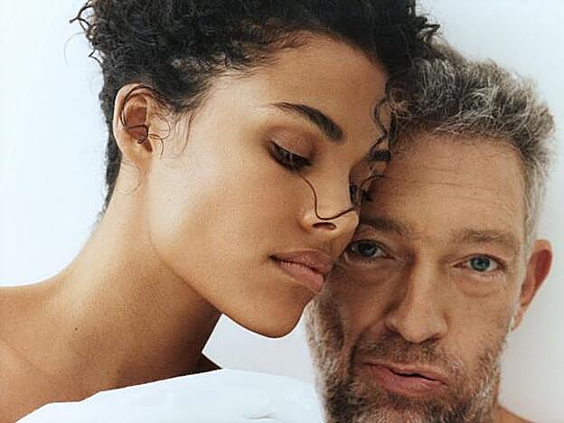 Vincent Cassel y Tina Kunakey en la campaña de primavera-verano 2021 de The Kooples.