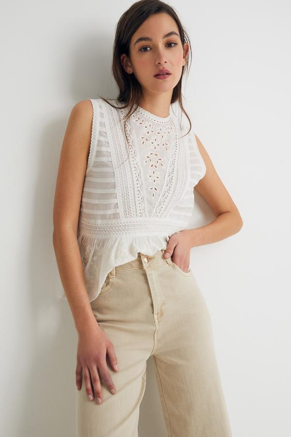 En color blanco y con detalles troquelados y bordados, esta camisa sin mangas confeccionada en 100% algodón tiene un precio de 19,99 euros.