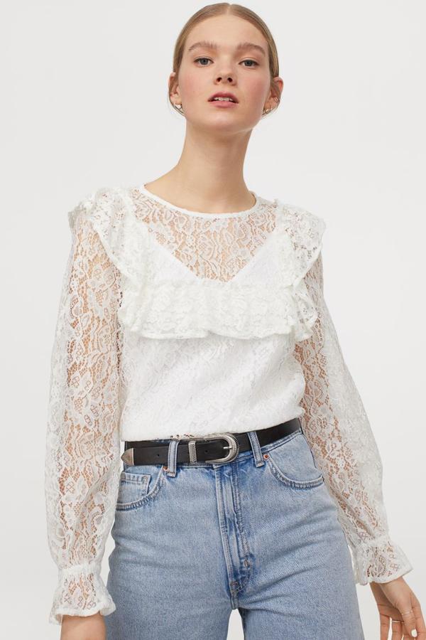 Blusa de manga larga con volante en el pecho y puntillas de encaje, de H&M (19,99 €).