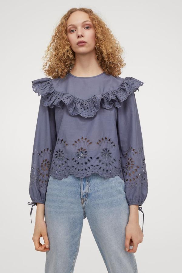 Blusa con cuello redondo y volante en el pecho con blondas perforadas, de H&M (24,99 €).