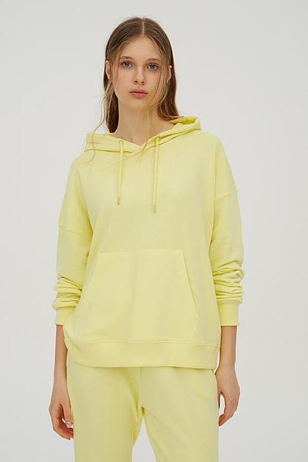 Perfecta para lucir con el jogger o con cualquier otro estilismo, esta sudadera se convertirá en una de tus prendas comodín esta temporada.