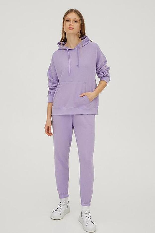 Confeccionado con al menos un 50% de algodón orgánico, este cómodo pantalón jogger te acompañará en tus momentos más cómodos y estilosos.