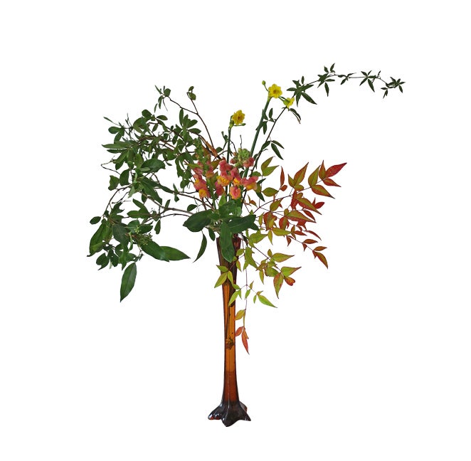 Si puedes escoger, opta por ramos agrestes y naturales. Conseguirás frescor y, al tiempo, la calidez de la naturaleza. Si necesitas inspiración, te recomendamos los talleres de Inés Urquijo (inesurquijo.com).