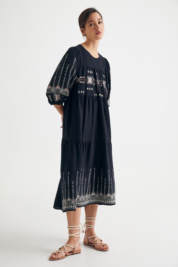 De manga corta abullonada, este vestido largo de color negro con bordados cuenta con escote redondo y tiene un precio de 29,99 euros.