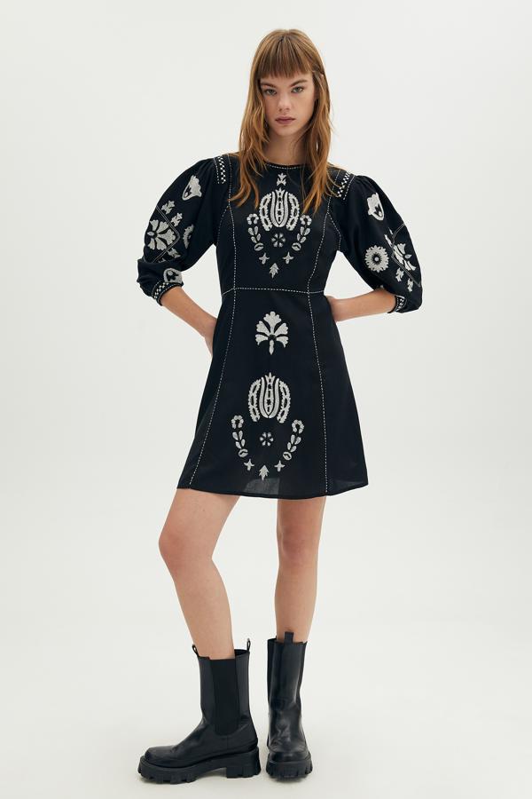 Convertido en una de las estrellas de la colección, este vestido mini negro con bordados y manga con volumen empieza a faltar en algunas de sus tallas y tiene un precio de 25,99 euros.