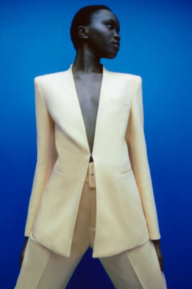 ¿Puede ser más irresistible y favorecedora esta blazer entallada en amarillo pastel? Nos encanta combinada como traje con los pantalones que hacen tipazo, pero también por separado, con unos vaqueros o un vestido. Cuesta 39.95 euros en Zara.