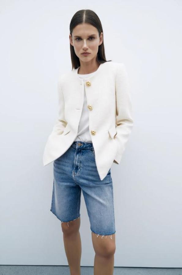 Esta blazer blanca de cuello redondo y originales botones dorados cuesta 49.95 euros en Zara.