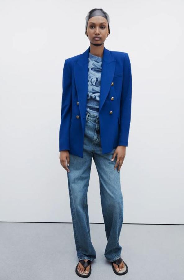 Esta blazer cruzada azul Klein con botones dorados en contraste es una compra perfecta para poner un toque de color en tu fondo de armario. Cuesta 49.95 euros en Zara.