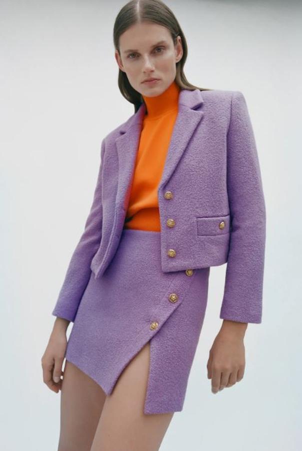 El lila está llamado a ser uno de los colores protagonistas de esta primavera, igual que este traje de inspiración noventera de lo nuevo de Zara. La blazer cropped a juego con la minifalda cuesta 59.95 euros.