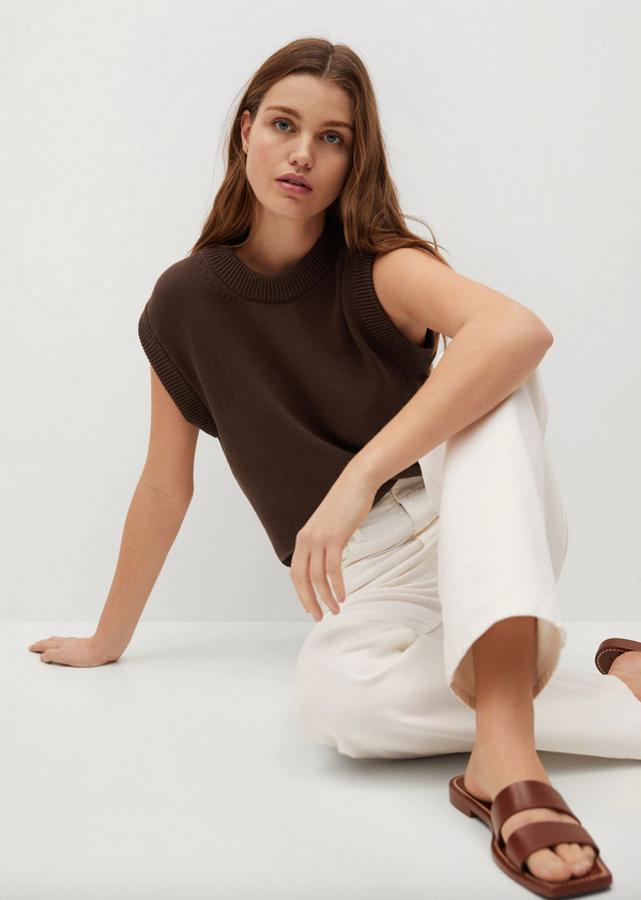 De venta exclusiva en la web de Mango, este chaleco de punto en color marrón de diseño recto y cuello redondo con terminaciones de canalé cuesta 29,99 euros y está disponible entre las tallas XS y L.