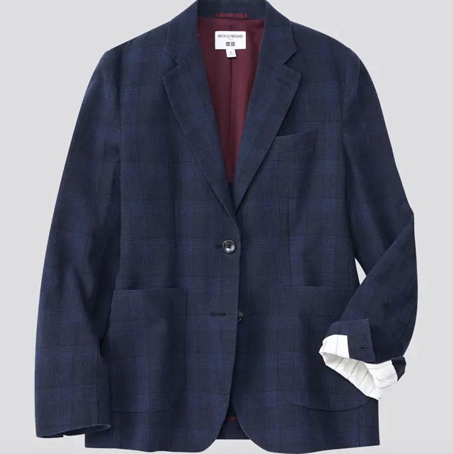 Estampado de cuadros en dos tonos de azul marino para esta blazer con tres bolsillos frontales, puño abotonado y solapa en el cuello con muesca. Podemos encontrarlo entre las tallas XXS y XXL por 99,90 euros.