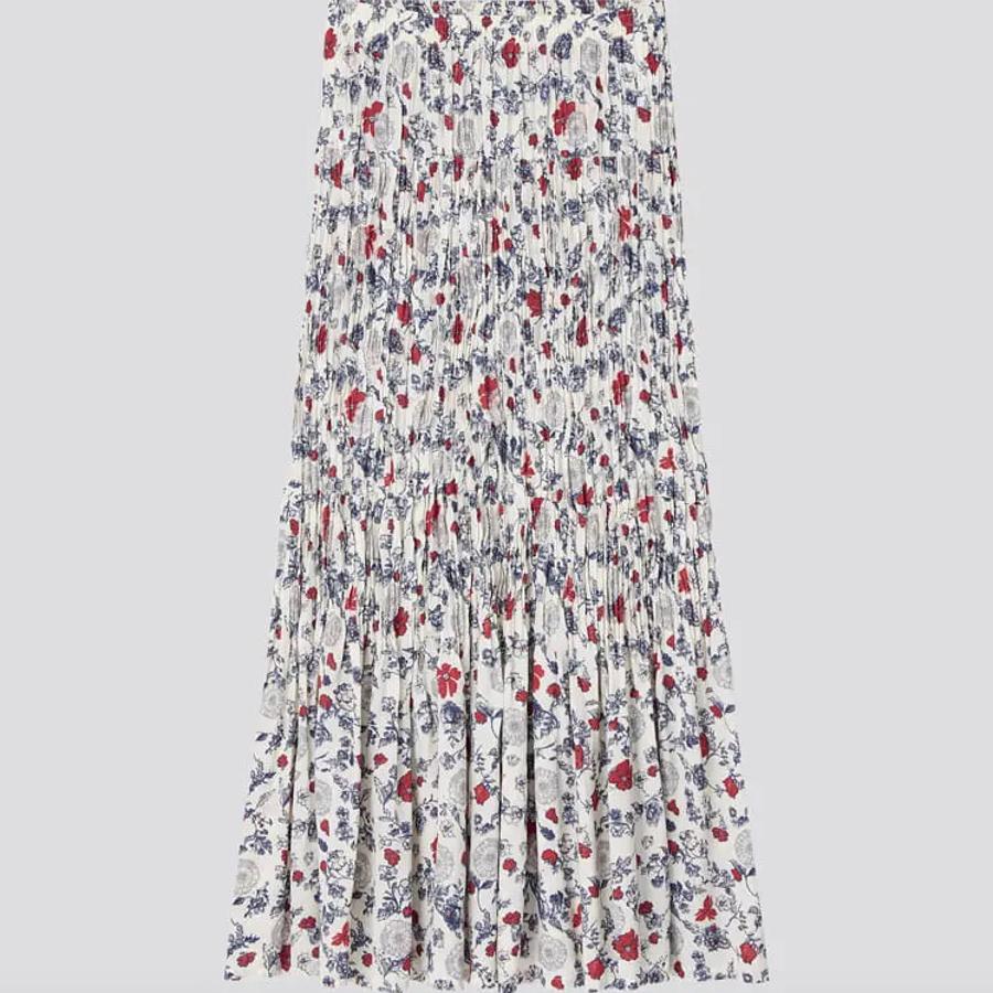 Estampado de flores rojas y azules para esta falda midi en blanco roto con vuelo en el bajo y cintura elástica. Tiene un precio de 29,90 euros y está disponible entre las tallas XXS y XL.