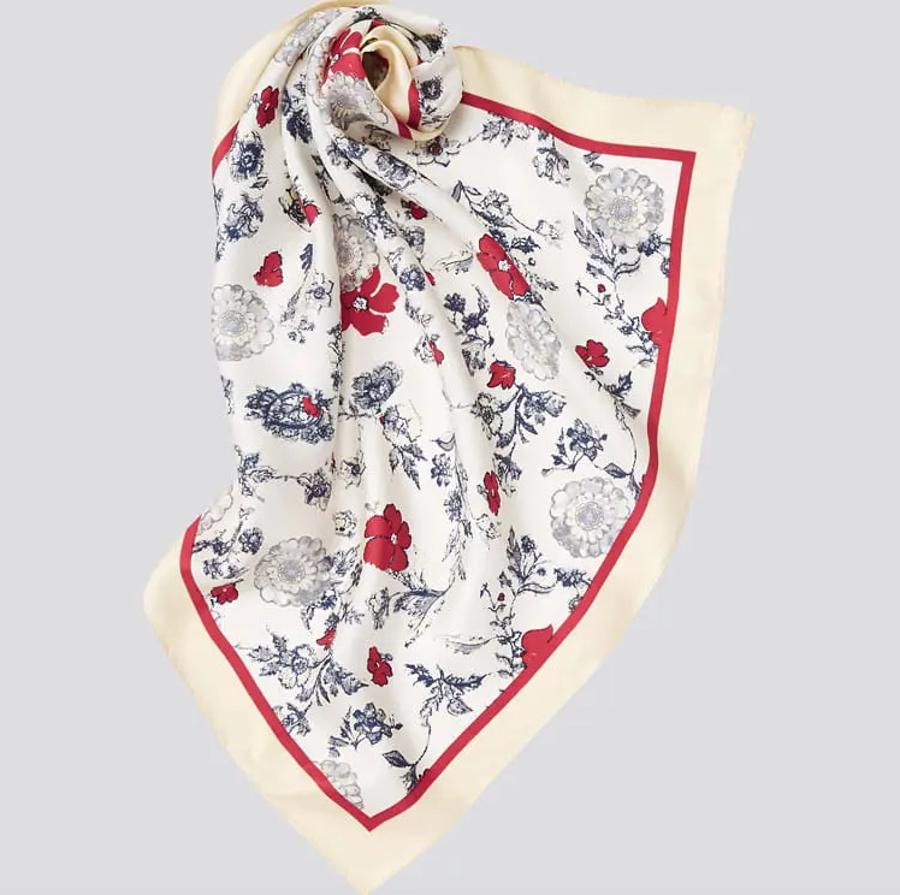 Para que no le falte de nada a nuestros estilismos la colección cuenta con pañuelos de seda estampados en siete diseños diferentes. Cuestan 14,90 euros.