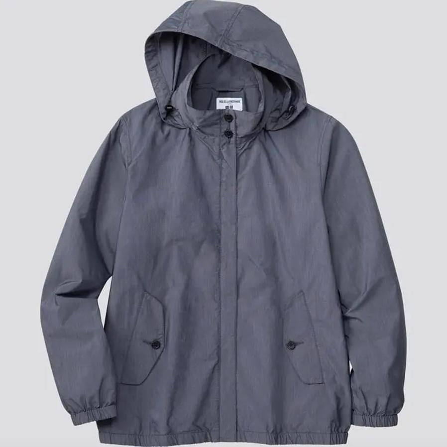Disponible en gris y azul celeste, esta parka con cuello subido y capucha viene con puños y bajo elástico y bolsillos laterales de solapa y botón. Cuesta 59,90 euros y está disponible entre las tallas XXS y XXL.