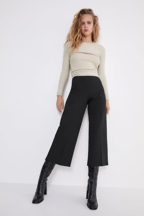 Pantalón culotte de tiro alto en tejido elástico, de Zara (22,95 €).