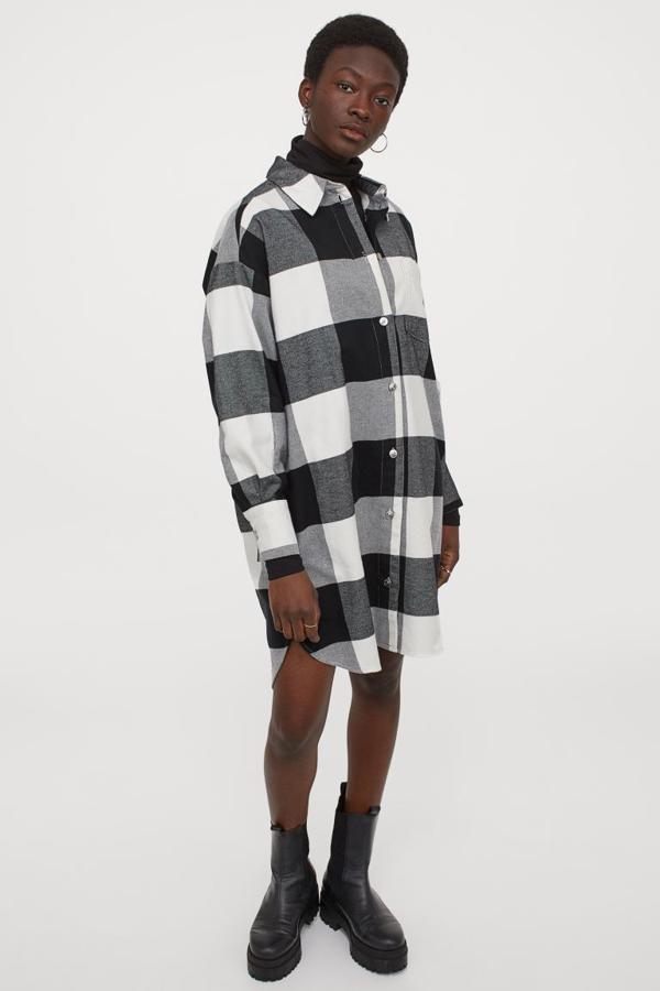 Vestido camisero de franela con estampado de cuadros, de H&M (29,99 €).