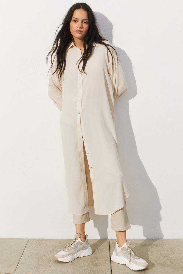 Vestido camisero extralargo de algodón, de H&M (24,99 €).