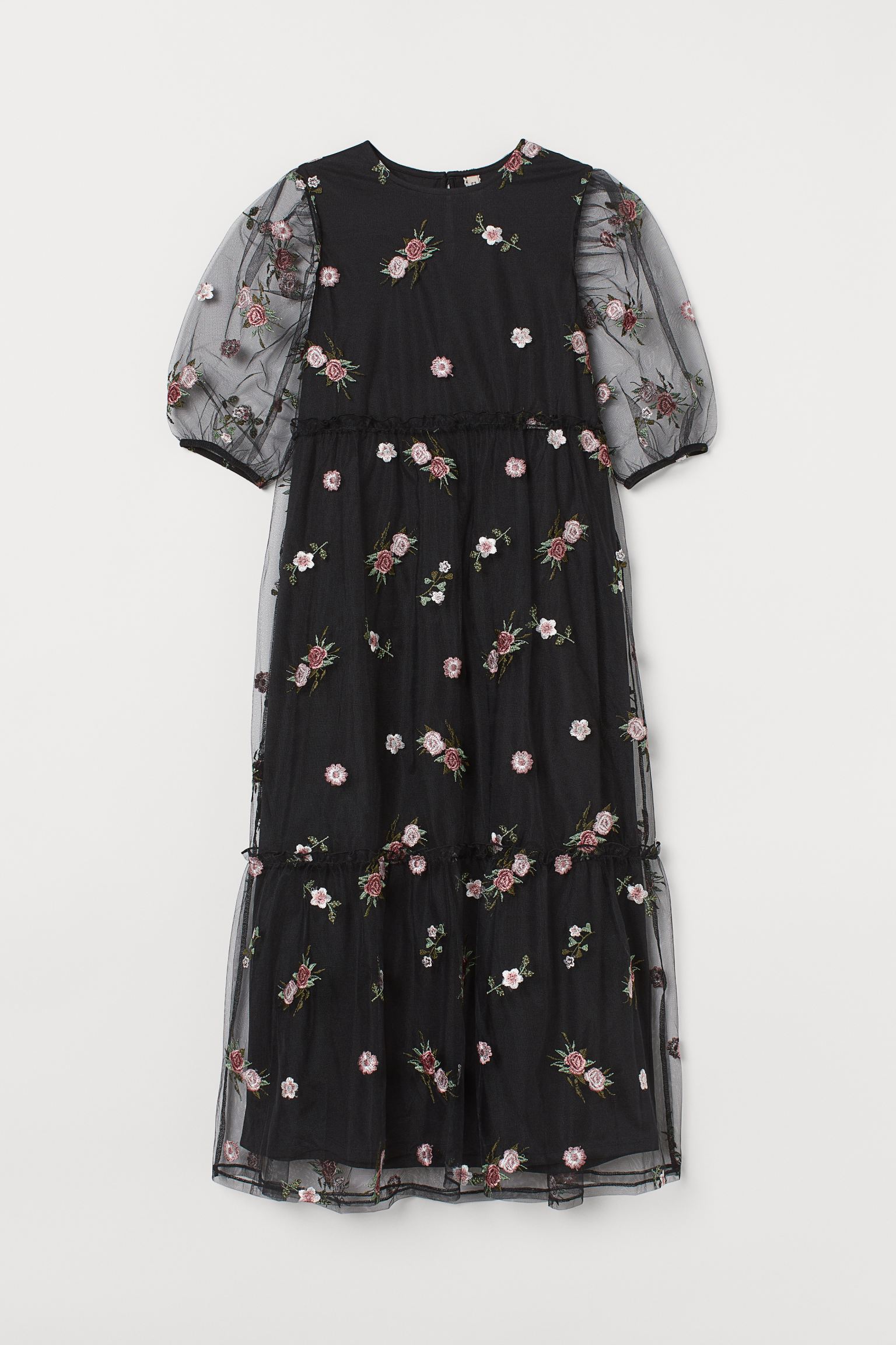 Precioso y romántico: vestido negro de tul con flores bordadas de H&M. (49,99 euros).