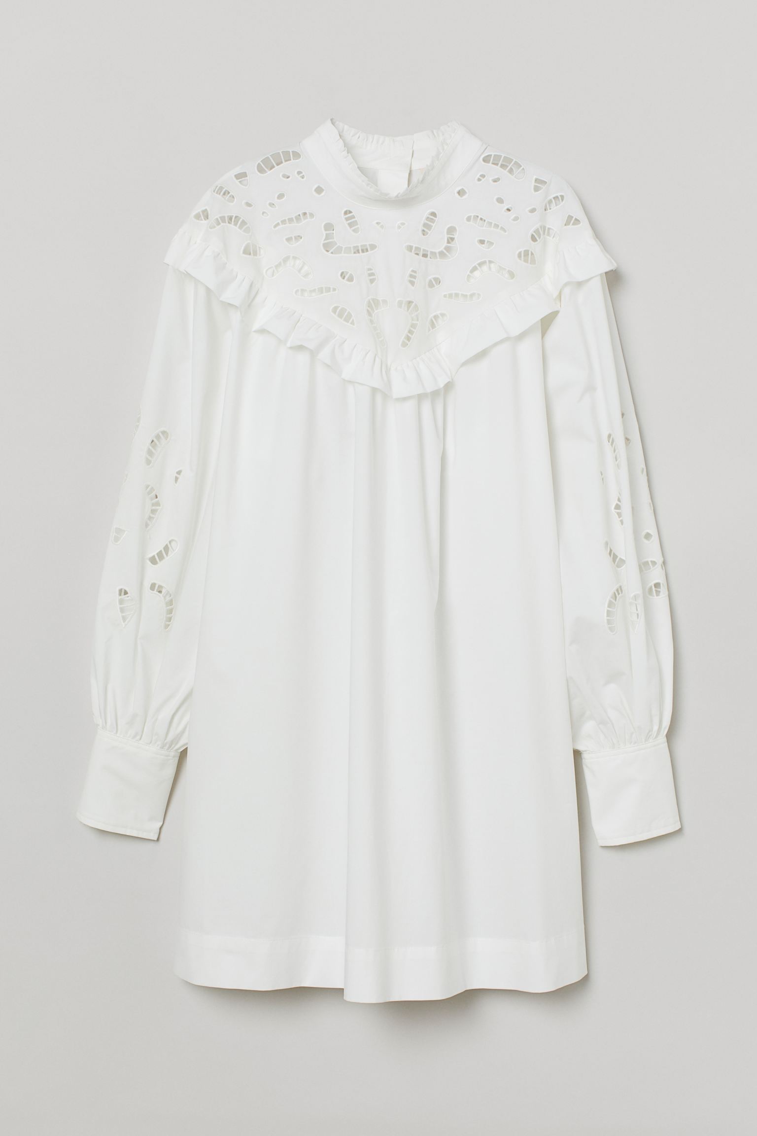 Vestido blanco fluido de algodón con bordado inglés en el cuello y en las mangas globo. (49,99 euros).