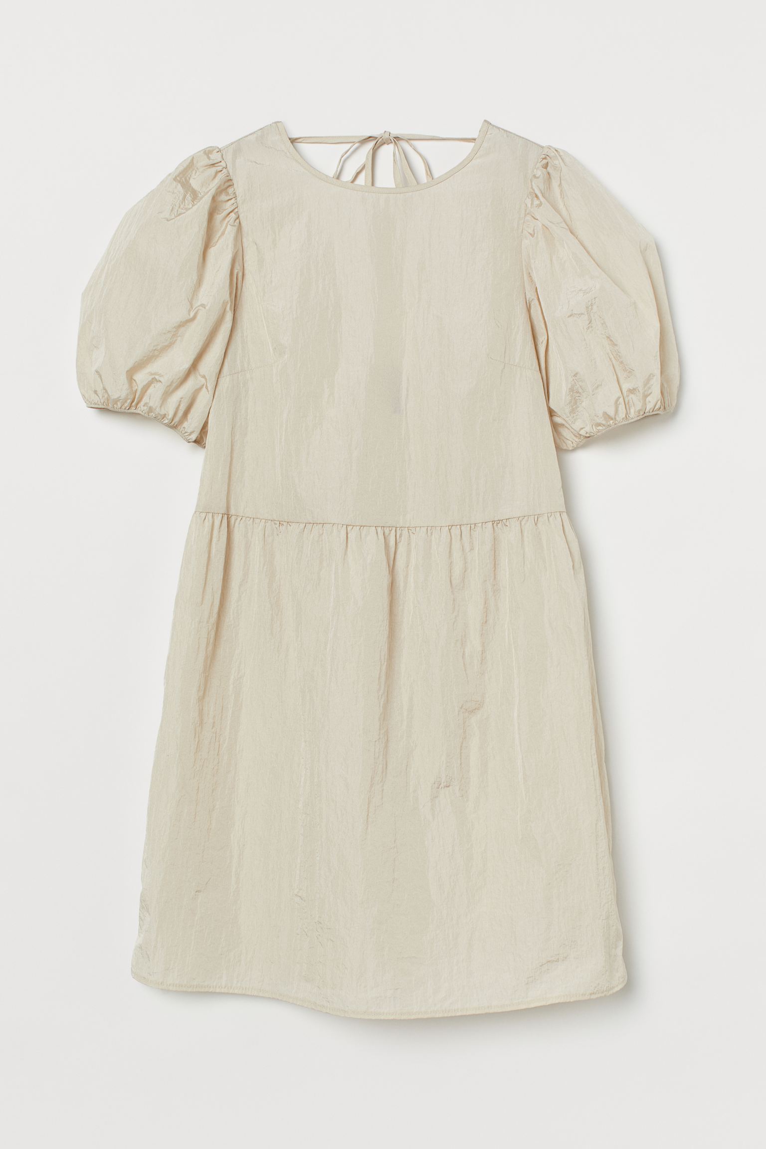 Seguimos con un básico que va a triunfar esta primavera: vestido mini en crepé de nailon, cuello redondo, mangas puffy y espalda con escote cut out. (17,99 euros).