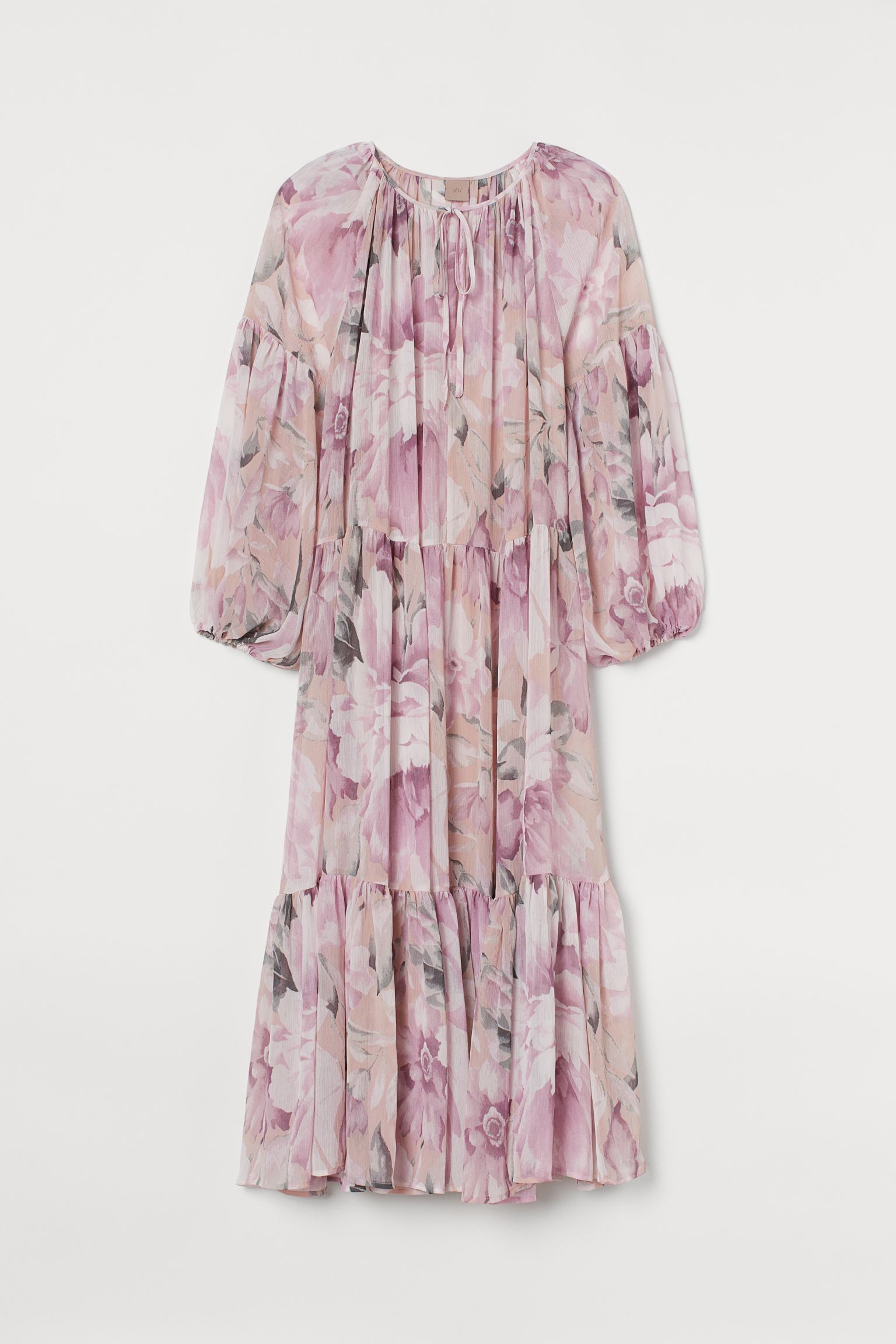 Ríndete a los tejidos vaporosos y ligeros esta primavera con este vestido midi de gasa con estampado de flores, hombros caídos y mangas globo. (39,99 euros).