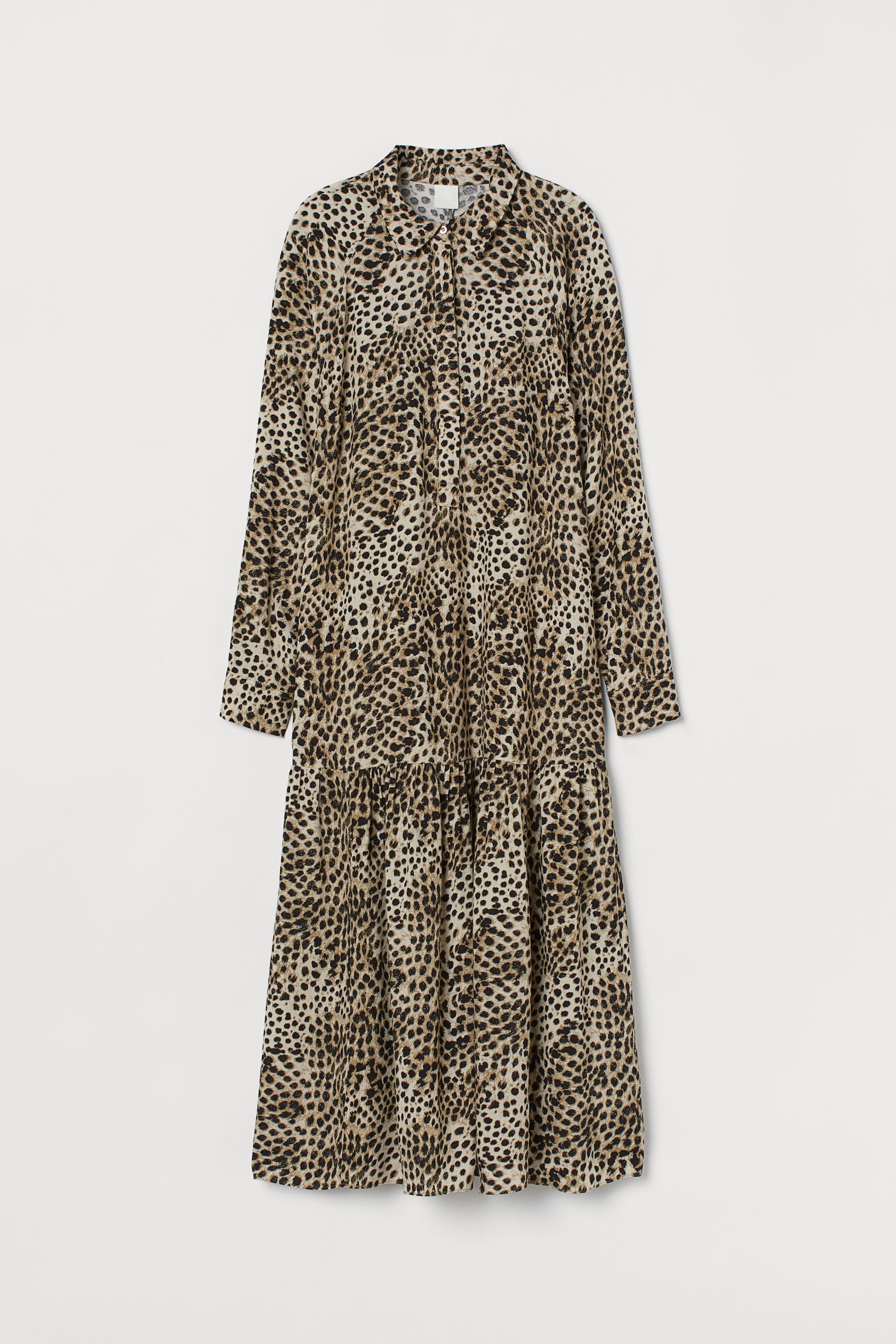 La tendencia del animal print sigue triunfando en vestidos como este midi tipo camisero de H&M. (19,99 euros).
