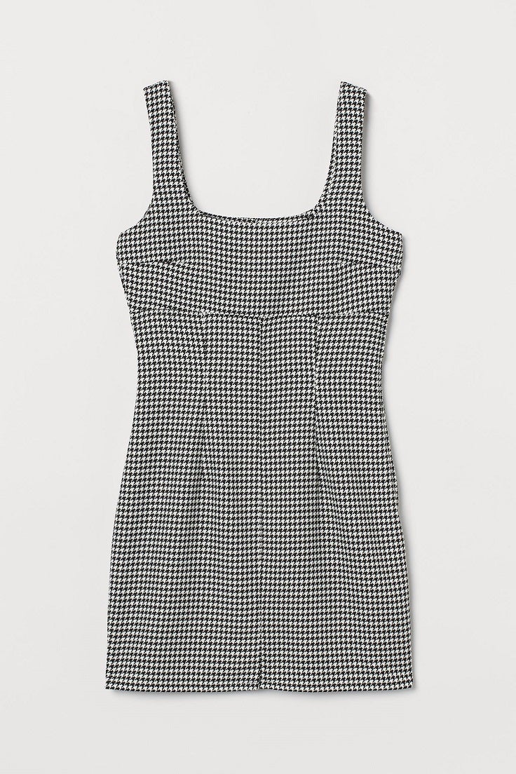 Los cuadros vichy también van a triunfar esta temporada y si buscas un vestido con el que lucir tipazo, este mini y entallado de la colección de H&M es para ti. (19,99 euros).