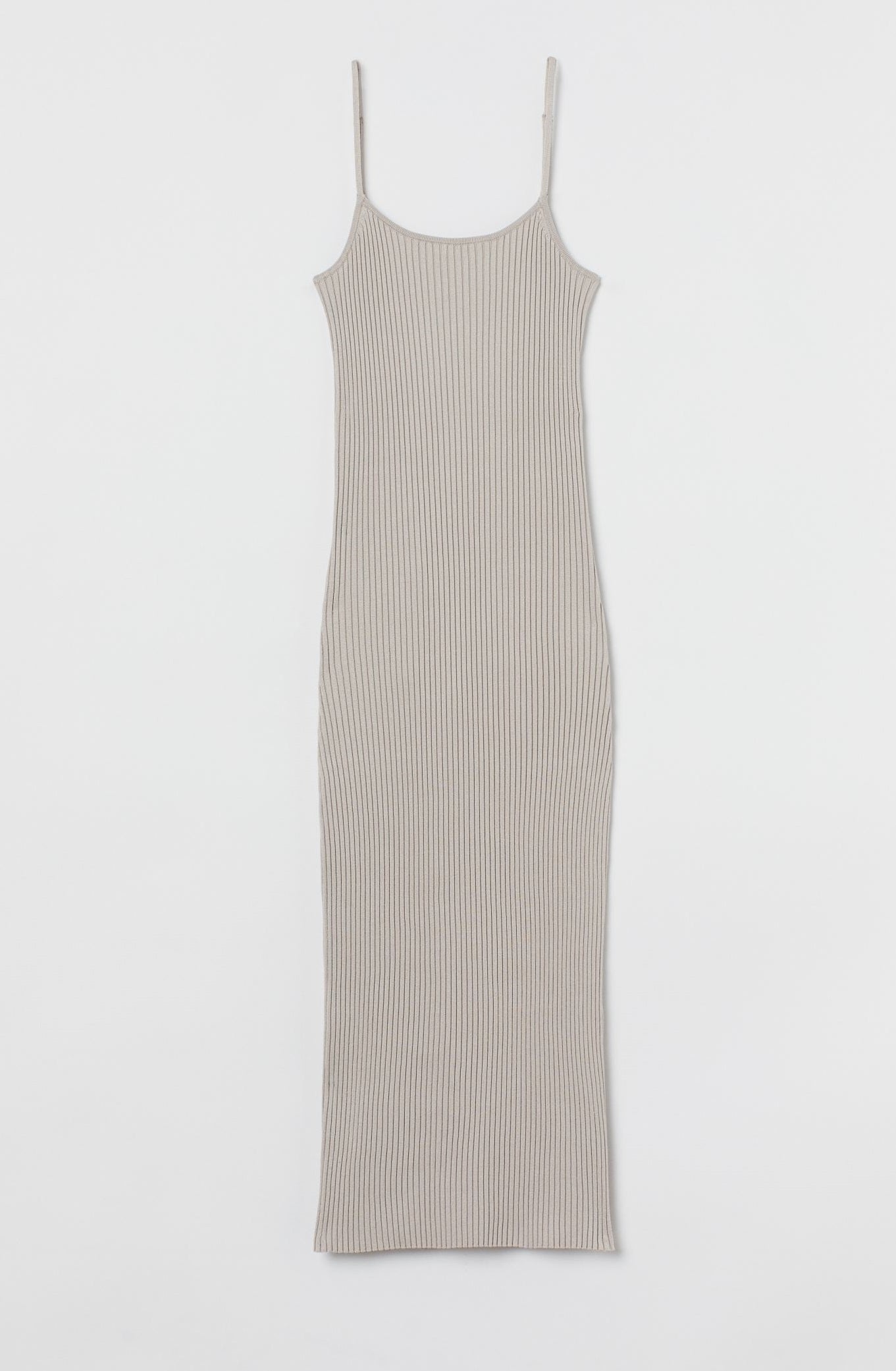 Vestido midi ajustado de punto canalé en color beige. Un must de la temporada para presumir de figura. (19,99 euros).